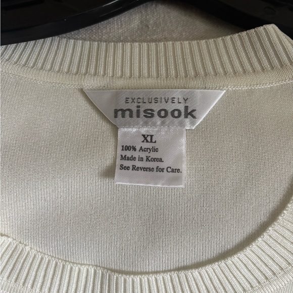 Black and White Long Sleeve Sweater - Picture 5 of 5